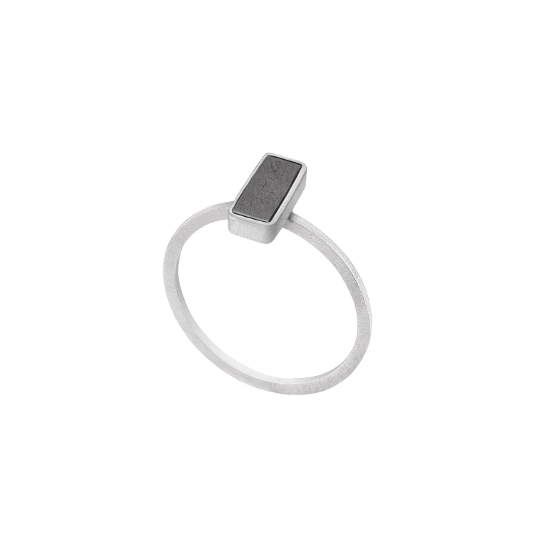 Pierścionek zaręczynowy prostokątny z meteorytem w minimalistycznej formie