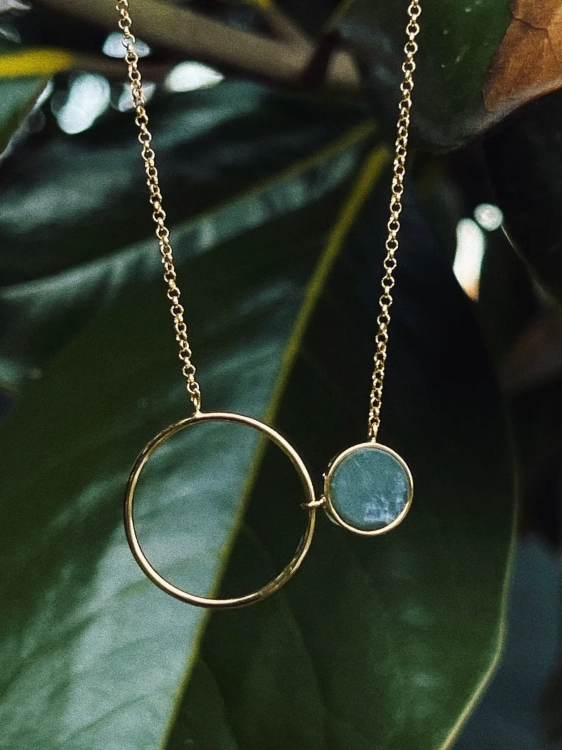 Naszyjnik złocony z kołem i nefrytem