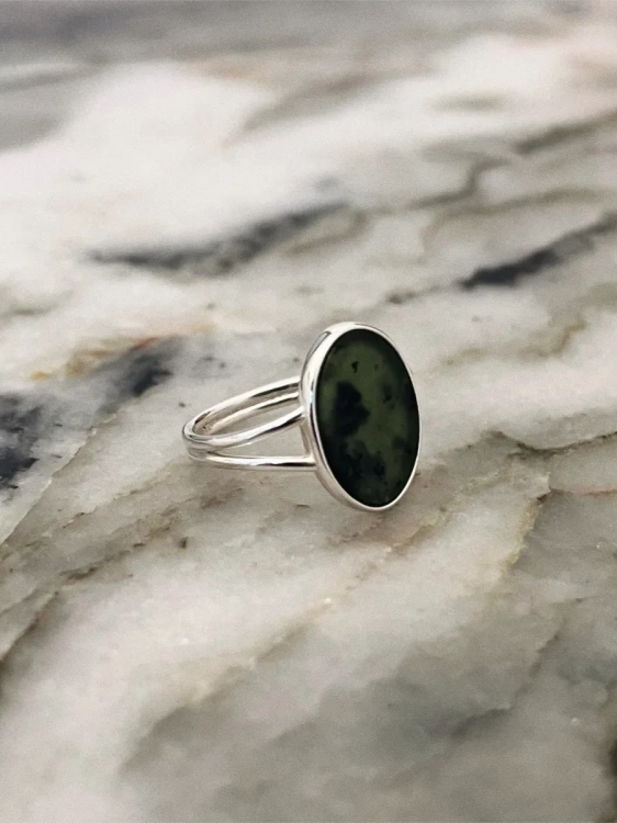Subtelny srebrny pierścionek z polskim nefrytem o klasycznym, lekko vintage’owym charakterze.