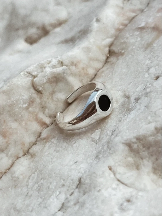 Pierścionek ze srebra 925 z polskim krzemieniem czekoladowym.