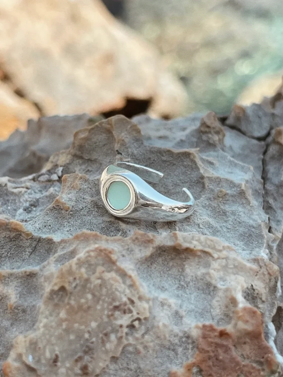 Biżuteria Kamena – srebrny sygnet z chryzoprazem w unikatowej oprawie.