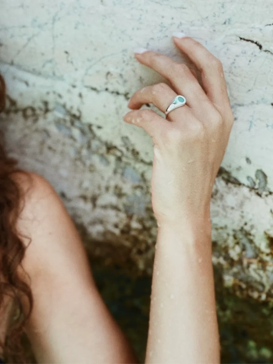 Elegancki pierścionek damski z turkusowym chryzoprazem w srebrze.