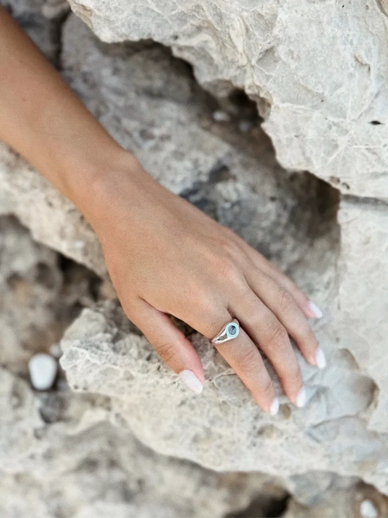 Srebrny sygnet damski z kamieniem.