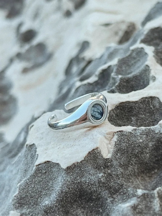 Srebrny sygnet z naturalnym dolomitem Picasso wykonany w Polsce.