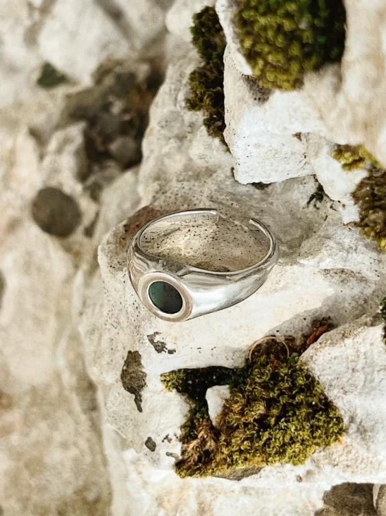 Srebrny sygnet damski z ciemnym nefrytem.