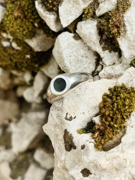 Pierścionek ze srebra 925 z głęboką zielenią nefrytu.