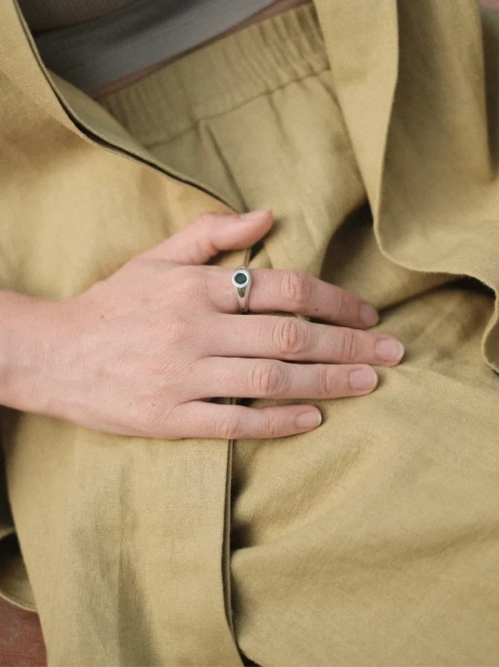 Elegancki pierścionek ze srebra 925 z kamieniem nefrytu.