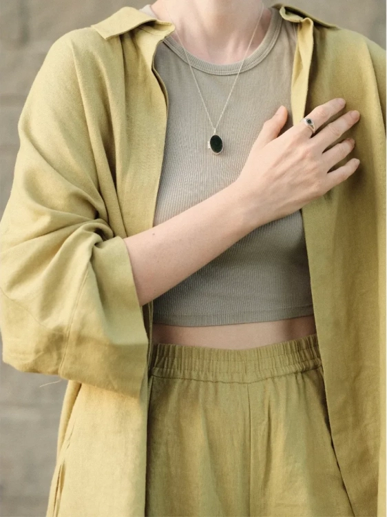 Modowa stylizacja z dodatkiem srebrnego sygnetu z polskim nefrytem.