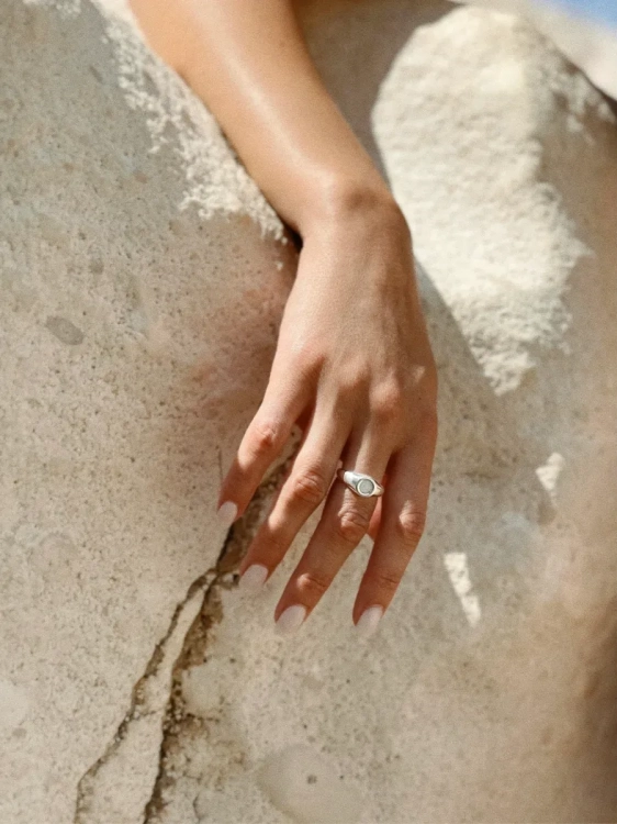 Regulowany pierścionek damski ze srebra 925 z opalem z Polski.