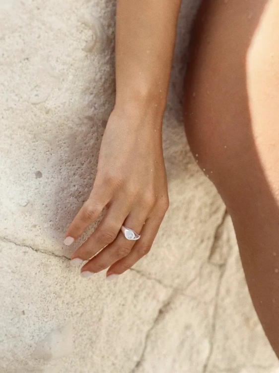 Kobiecy sygnet z opalem.