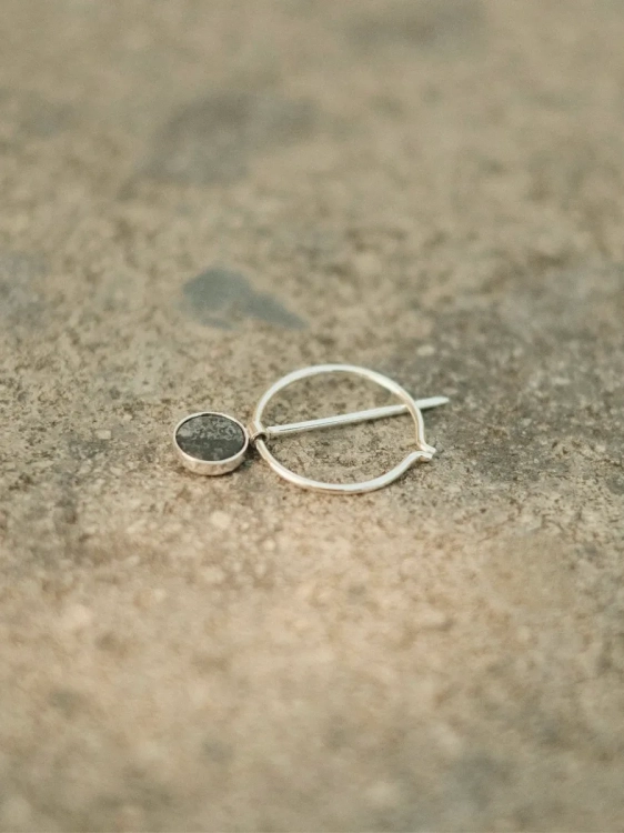 Srebrna broszka z kołkiem z czarnym kamieniem