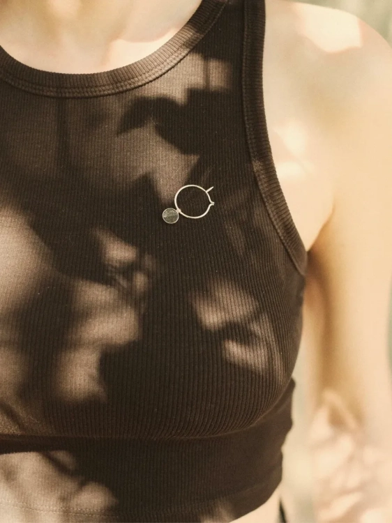 Ręcznie robiona srebrna broszka z czarnym kamieniem