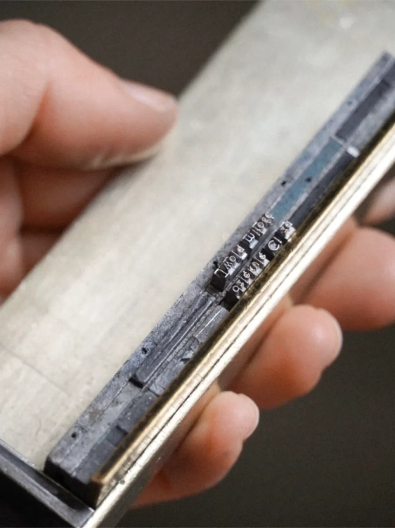 Ręcznie robiona karta z dedykacją z ekologicznego papieru.webp