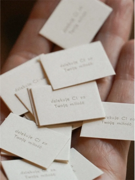 Kremowe mini karteczki z dedykacjami.webp