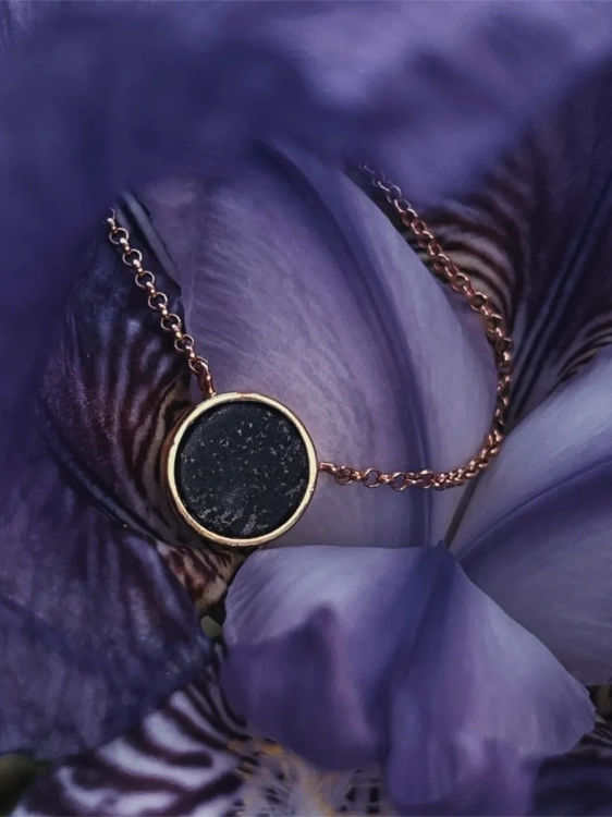 naszyjnik-damski-z-czarna-zawieszka