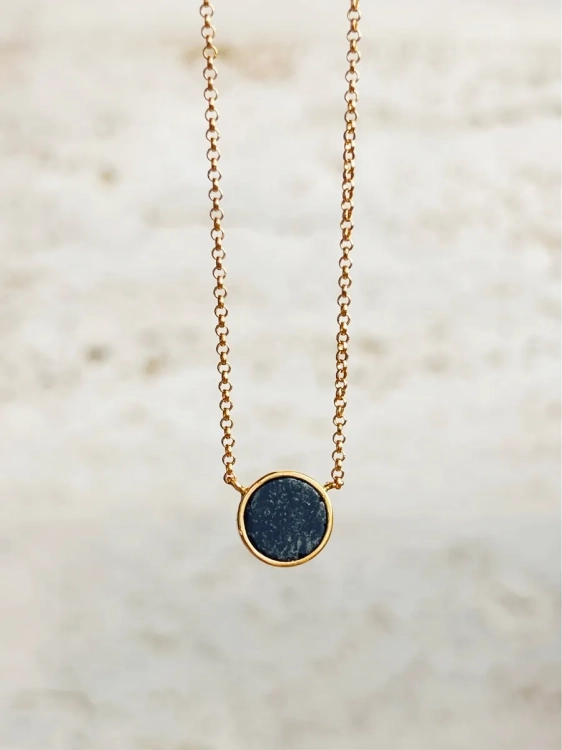 naszyjnik-z-czarnym-oczkiem