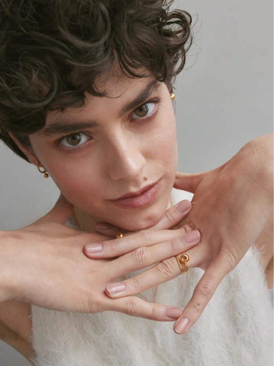 Złoty pierścionek spiralka z kulką