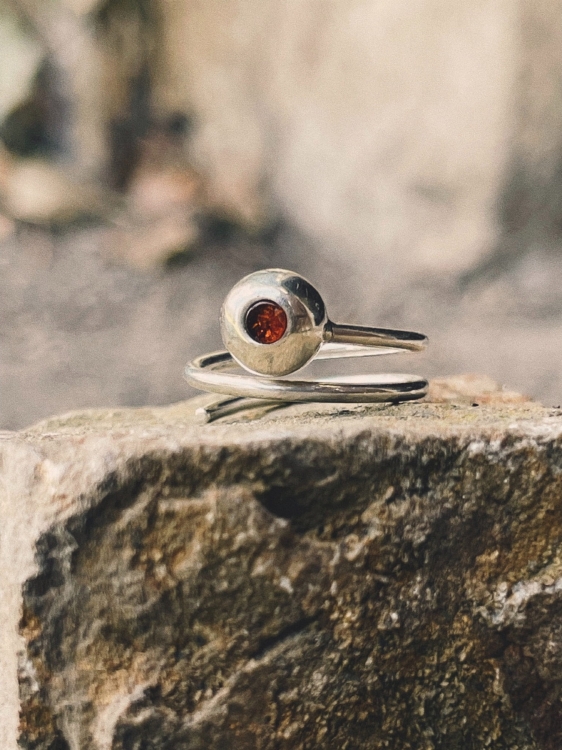 Pierścionek z dużą kulą i bursztynowym oczkiem