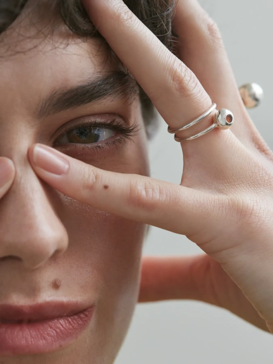 Pierścionek srebrny z kulą