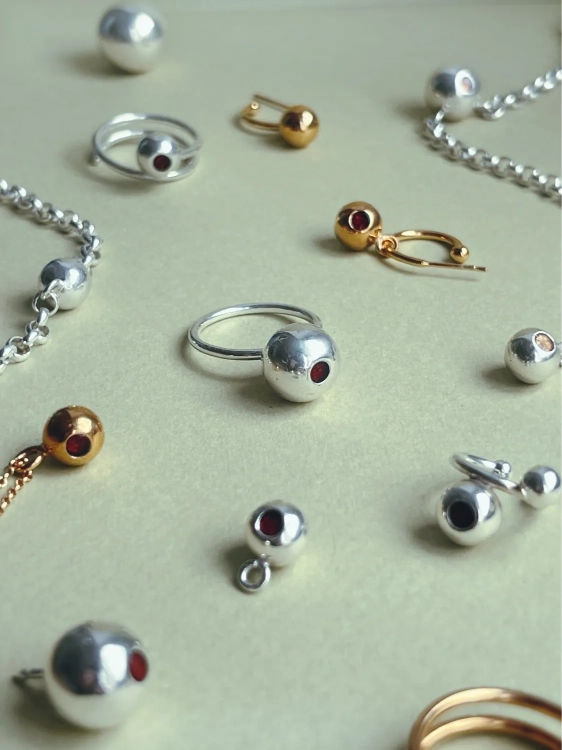 Srebrny pierścionek z kulką ręcznie robiony