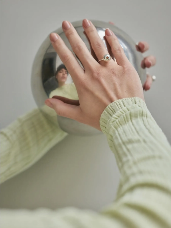 Pierścionek damski srebrny z kulą