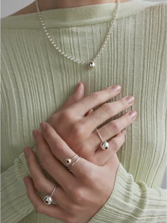 Zestaw nowoczesnej srebrnej biżuterii z bursztynem