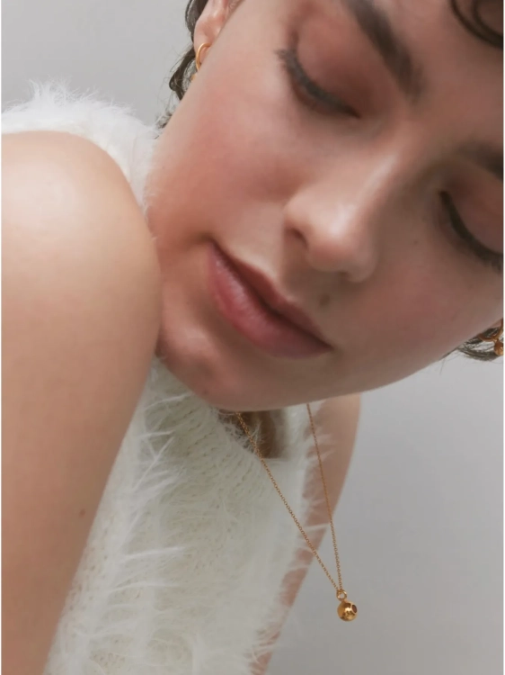 Złoty naszyjnik z kulką i bursztynem