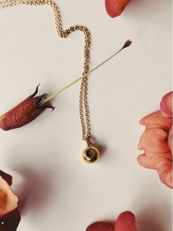 Naszyjnik z zawieszką kulką i koniakowym bursztynem ręcznie robiony
