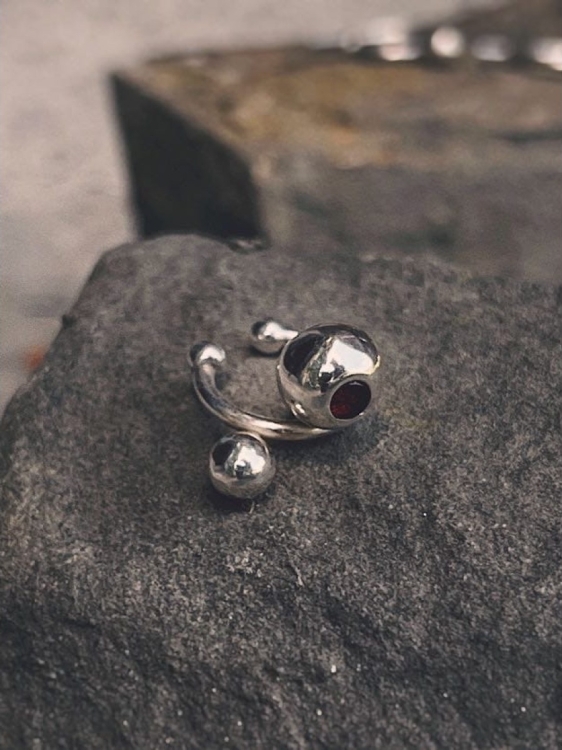 Mała srebrna nausznica z kulkami