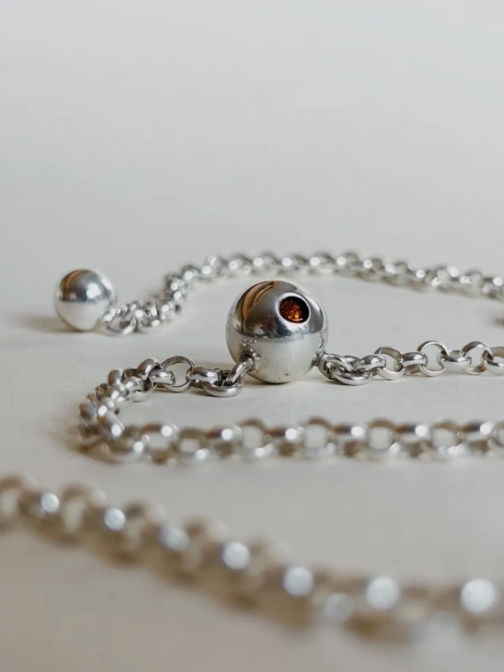 Modny naszyjnik łańcuchowy z zawieszką kulą