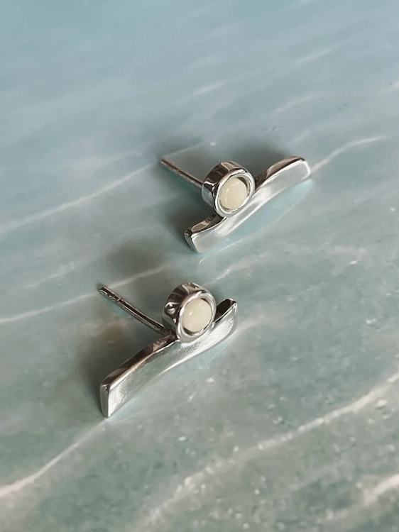 Kolczyki fale srebrne z białym bursztynem