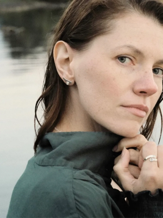 Srebrne kolczyki w kształcie fali z mlecznym bursztynem.