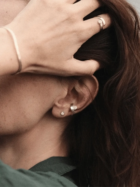 Srebrne malutkie kolczyki na sztyfcie