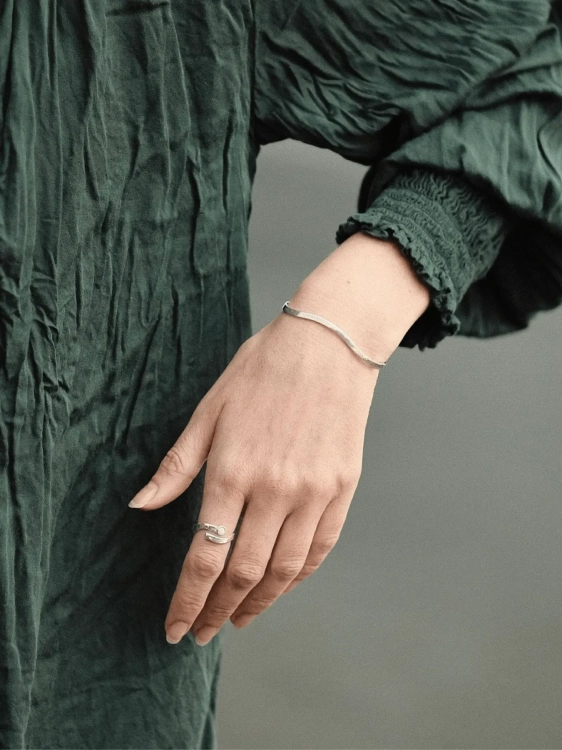 Srebrny pierścionek z bursztynem inspirowany falą