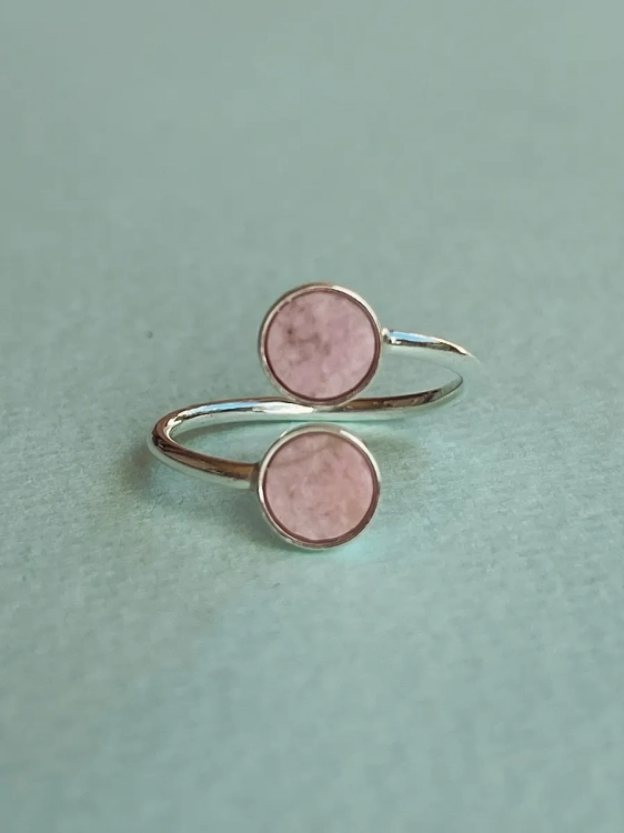 Pierścionek Kamena z dwoma różowymi kamieniami z Dolnego Śląska.