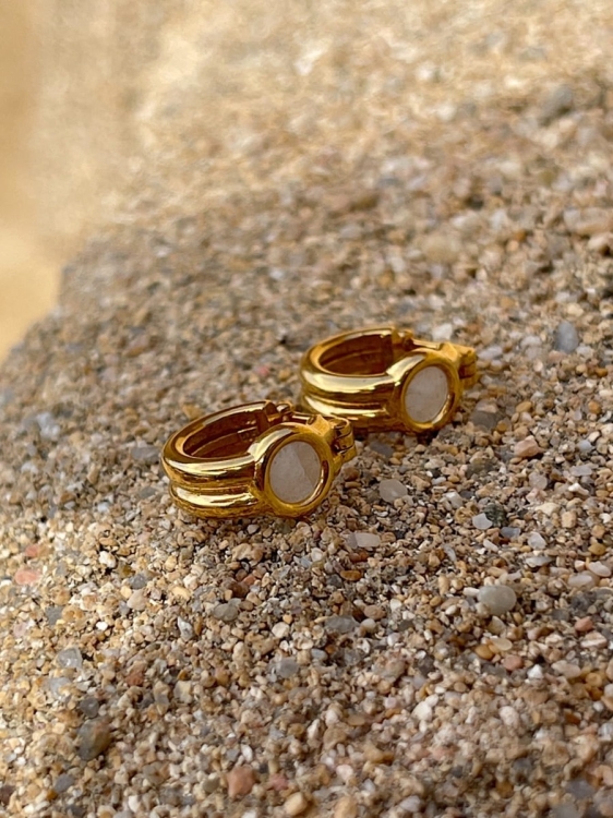 Złote kolczyki kółka z kryształem górskim