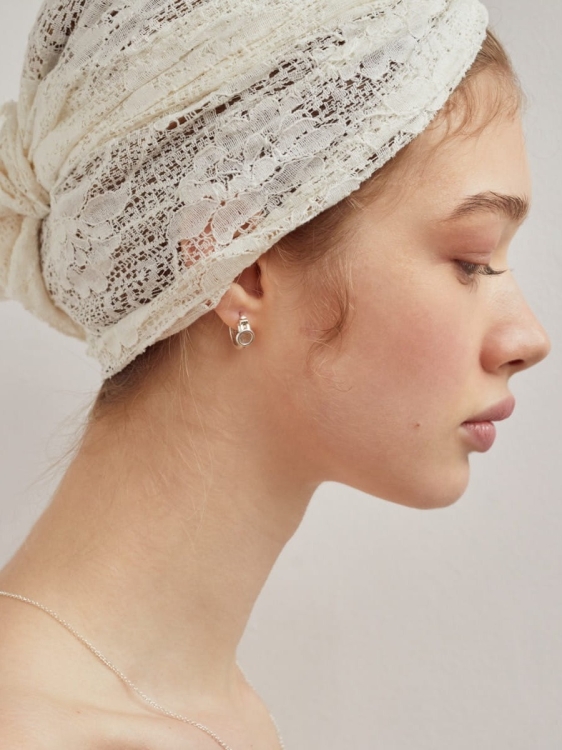 Srebrne kolczyki kółeczka z kryształem górskim.jpg