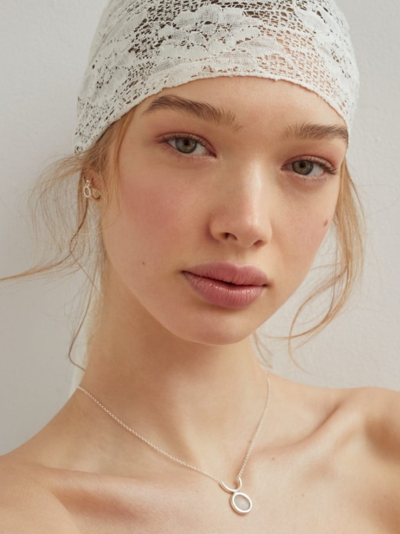 Kobieta w srebrnym naszyjniku Tul z kryształem górskim