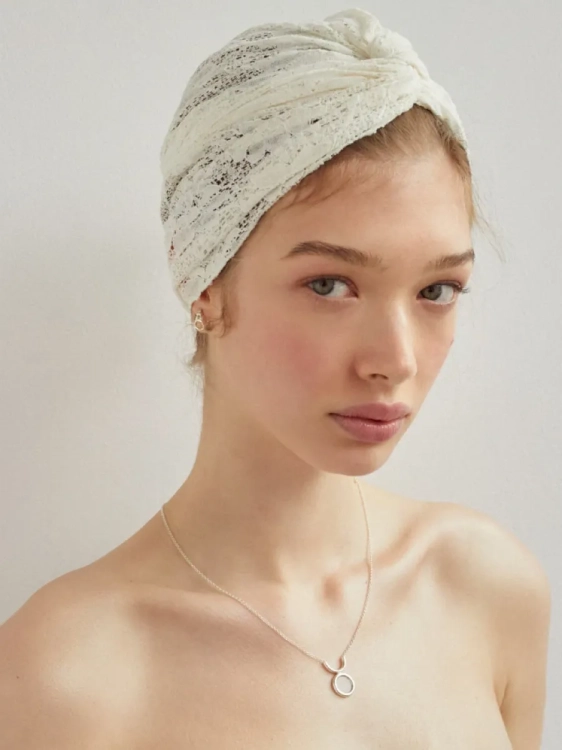 Modelka prezentuje naszyjnik Tul z kolekcji Etru.