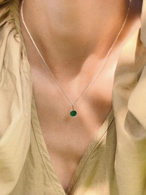 Delikatny srebrny łańcuszek przy szyi z zawieszka z zielonym kamieniem