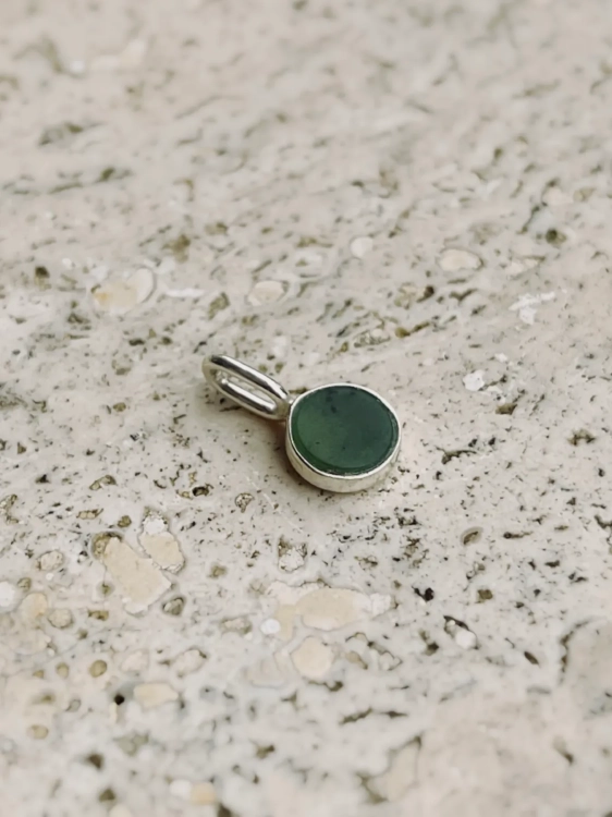 Srebrna zawieszka z naturalnym nefrytem z Polski