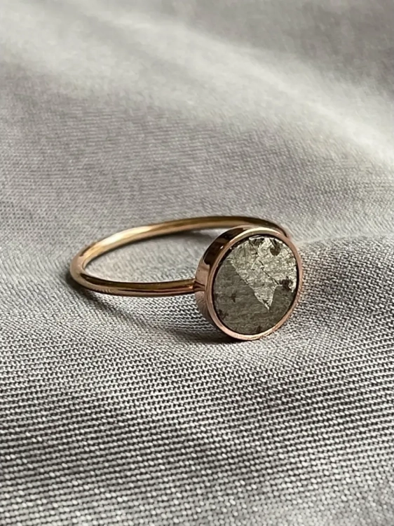 Złoty pierścionek z meteorytem