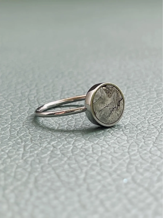 Pierścionek srebrny z okrągłym meteorytem