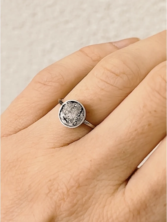 Srebrny pierścionek z okrągłym oczkiem z meteorytu