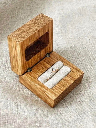 Drewniane pudełko na pierścionek zaręczynowy