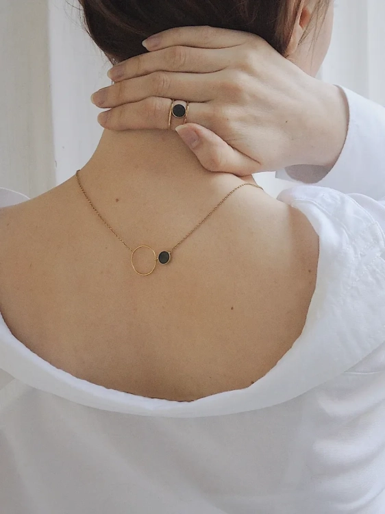 naszyjnik ze złota 585 z kamieniem naturalnym nefrytem i kołem -symbolem kobiecości