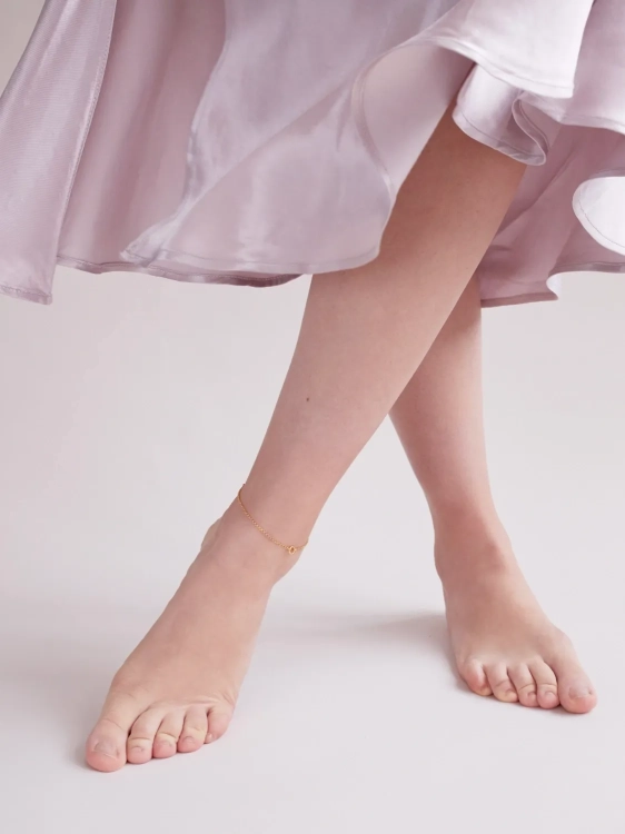 Złocona bransoletka na nogę.