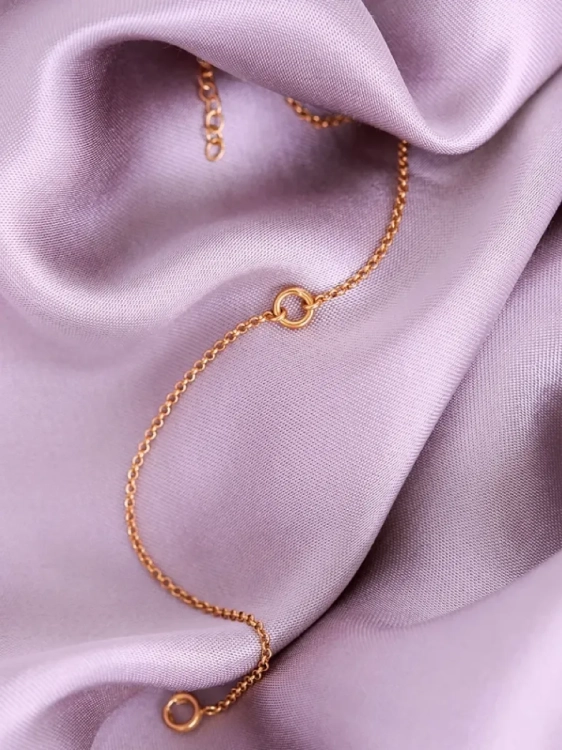 Delikatny złoty łańcuszek na nogę.