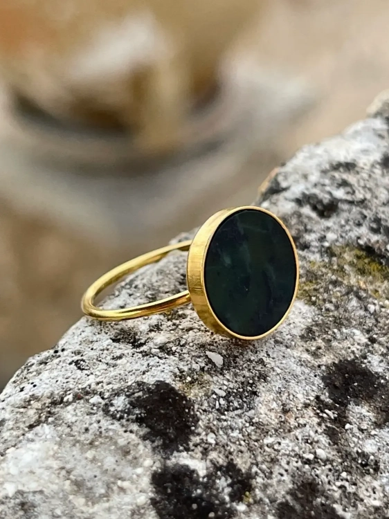 Efektowny złoty pierścionek z dużym kamieniem naturalnym – nefryt