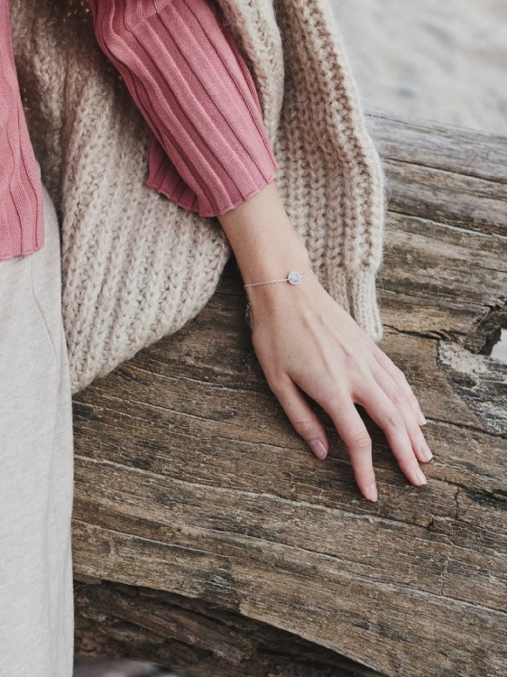 Delikatna srebrna bransoletka z szarym kamieniem